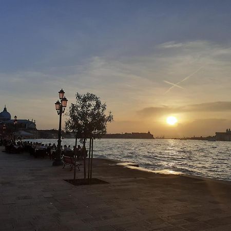 3 Windows On St Mark - Waterfront Apartment Veneza Exterior foto