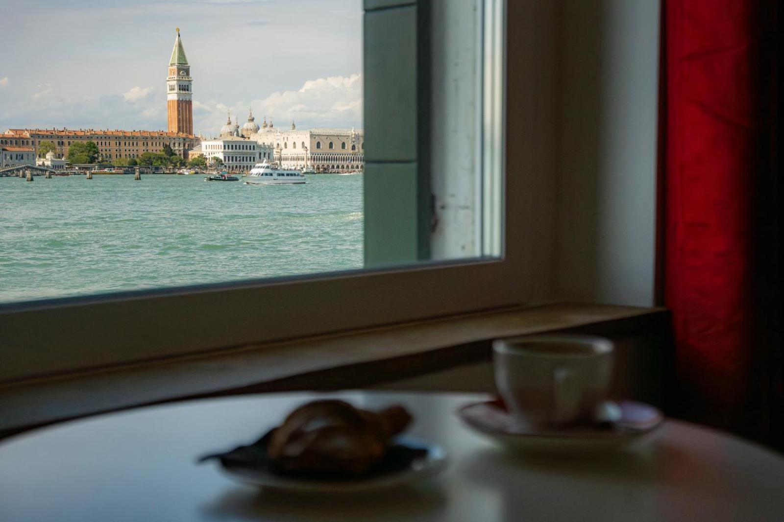3 Windows On St Mark - Waterfront Apartment Veneza Exterior foto